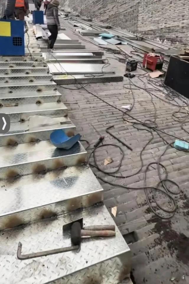 据说隔壁古城修缮城楼用上了不锈钢台阶，不知道将来保定古城墙维修会不会也用上这种高