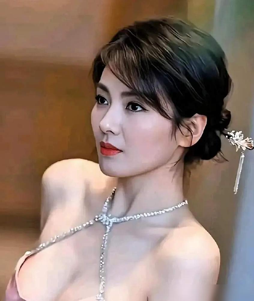 全网都在吹46岁的刘涛活成了松弛大女主。
 
我告诉你，别傻了。

这根本不是什