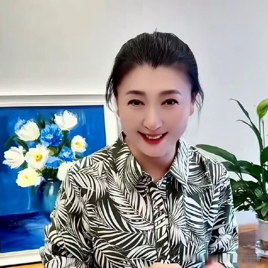闫学晶的心灵鸡汤又来了，她主要是说给女性朋友的，她的内容如下:
   姐妹们，一