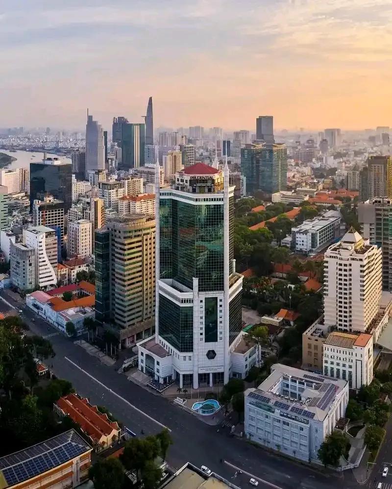 这是越南的胡志明市，其发展令人刮目相看，光论城建，完全不输国内二线城市