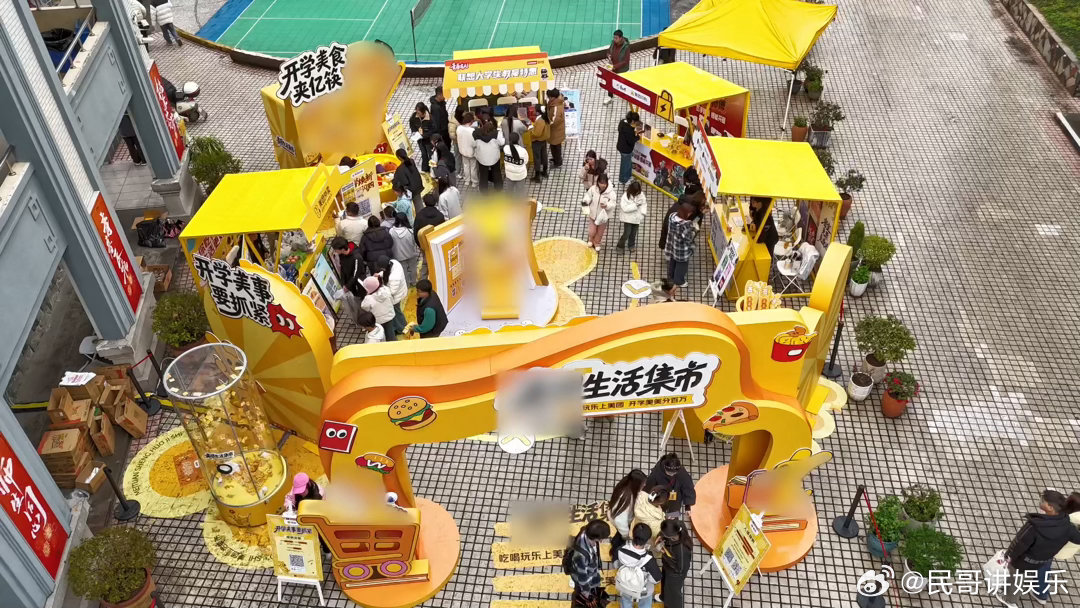 重庆大学生人手一个自愿上学的袋子 这个设计太懂梗！“自愿上学”配“真装”，把开学