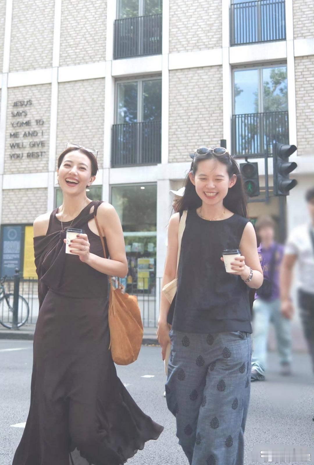 高圆圆每次亮相都自带惊艳感！面相温润亲和，浑身透着温和知性的气质，大气优雅的模样