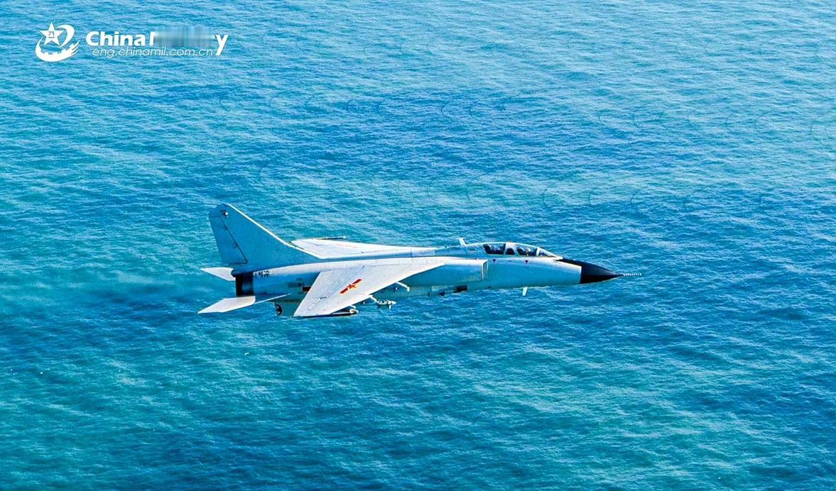 北空（北部战区空军）某旅的歼轰 -7A 绰号为飞豹。它的低空掠海飞行是遂行海上突