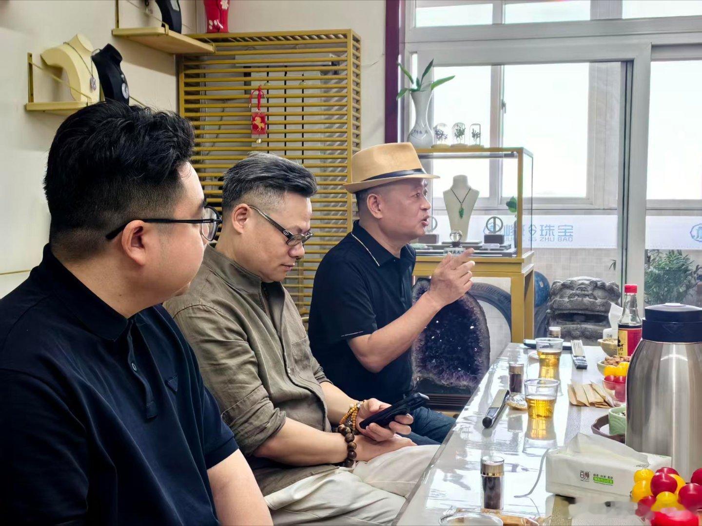 西安旧事【旧事创作历程小叹】一盏清茶沁心扉，四时闲步古城围。相逢故友寻旧事，经年