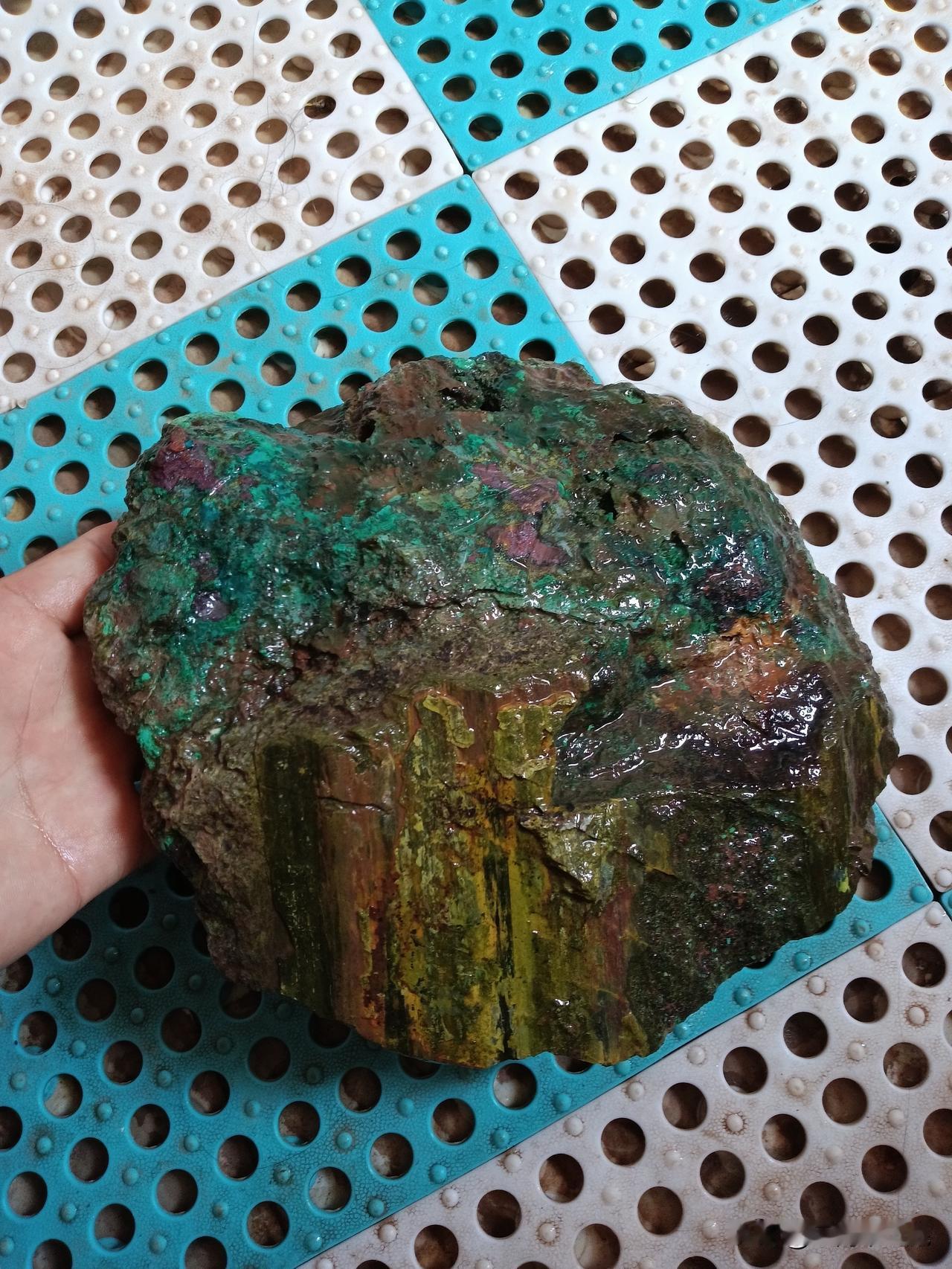 今天跟朋友去玩，在他的亲戚家见到的石头，天然铜石。听说给价0.5w舍不得卖！