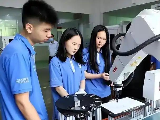 读书没用了？大厂集体跳过大学，专抢高三生，背后真相太扎心..
 
当千万高三学子