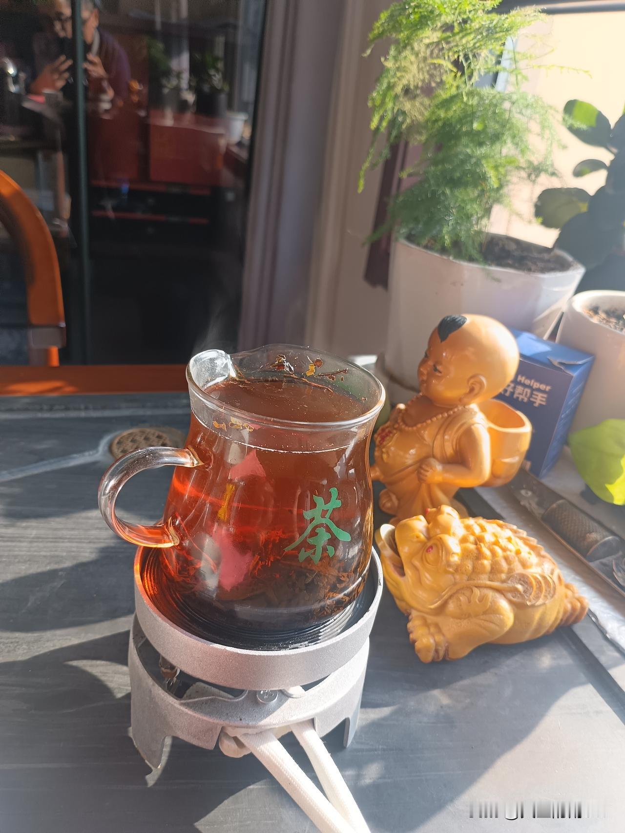 今天天气好晴朗，坐在窗前熬一杯泾阳茯茶，慢慢品味。