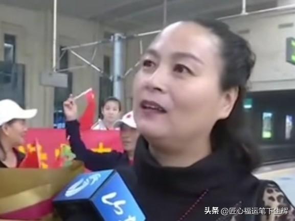 她是中国女排王梦洁的母亲盖继光，山东济南退休职工。五十多岁的她，依旧容貌年轻漂亮