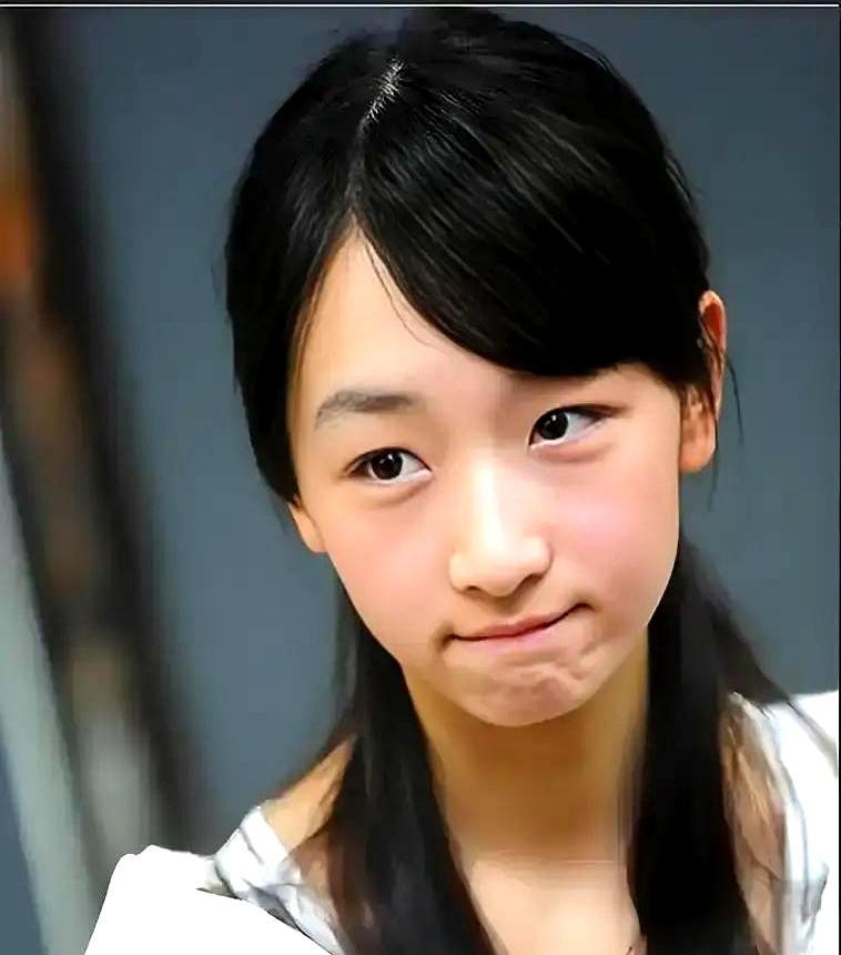 热搜爆了！
 

原来周冬雨“三金影后”背后，是老谋子教的这一招——清场、关灯、