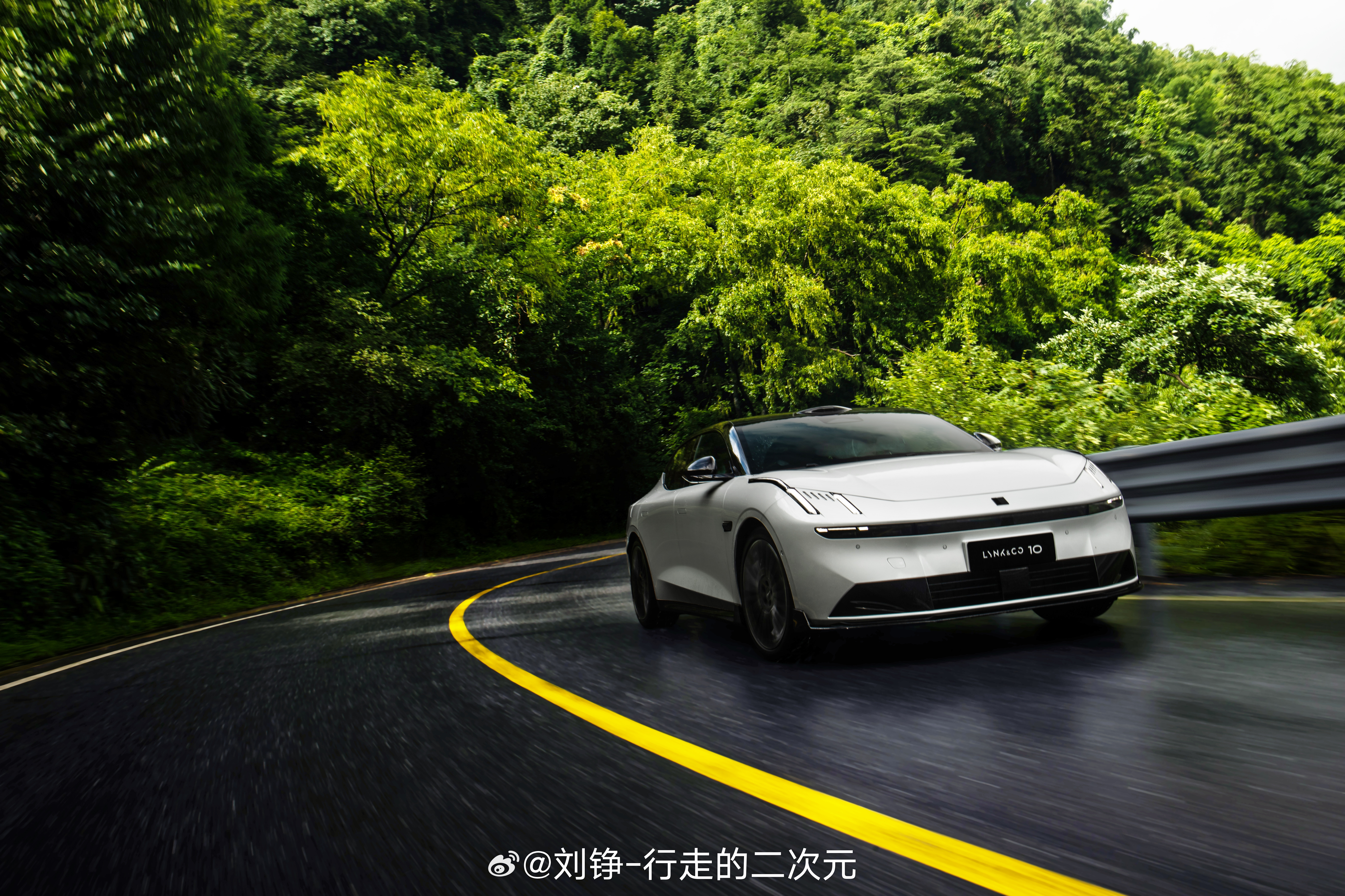 售价揭晓！作为领克旗下首款中大型电混轿车，它这次真的诚意满满。全系标配四驱和激光