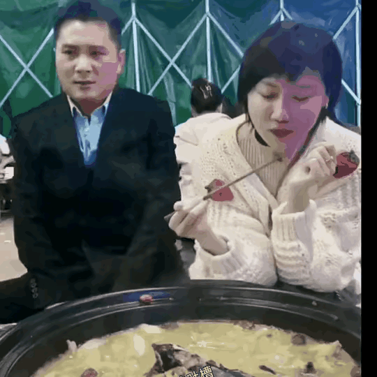 有时候爱情就在一举手，一投足之间，这个大哥勇敢的这一个举动，终于赢得了自己的爱情