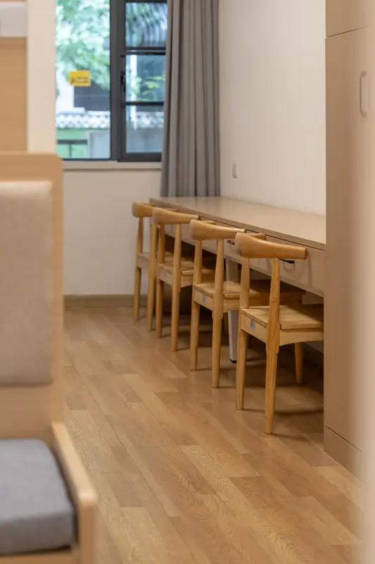 老人上了年纪，身体本就欠佳，自身也需承担一定责任。而老年公寓的责任在于是否尽到照