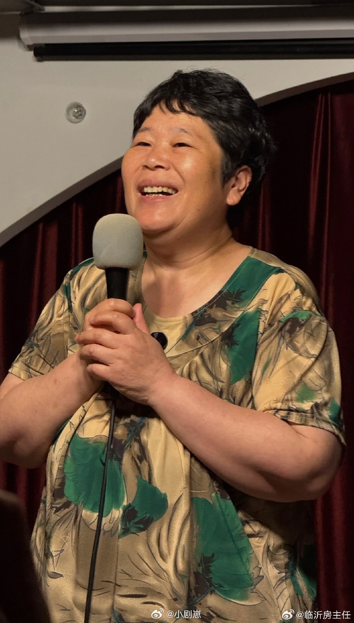 房主任 公交车忙内房主任这“公交车忙内”太真实了！全车就她最年轻，还独一份花钱买