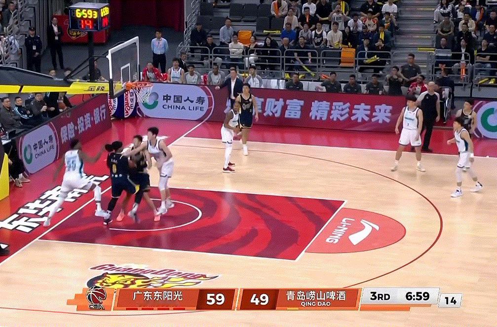 萨林杰这场也燃尽了，感冒带伤出战依然拼尽全力啊 广东男篮vs青岛男篮