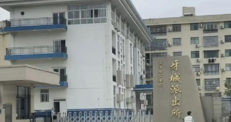 福建霞浦，15岁女孩小君因打架被叫到派出所，民警李某支开小君的母亲后，借拘留威胁