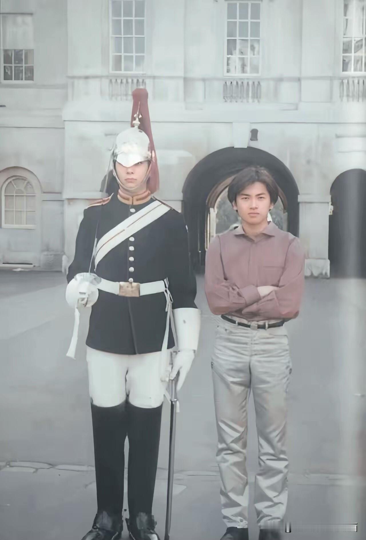 苏有朋年轻的时候应该算的上是小虎队里最帅的一个，就是个子矮小了一点。 

年轻时