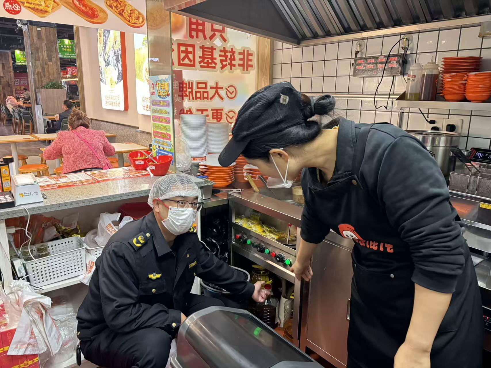 大冶市市场监管局开展“随机查外卖”突击行动