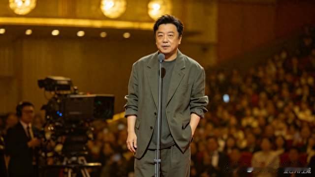 封神名场面！黄渤穿“睡衣”出席金马奖，临场反击堪称情商天花板