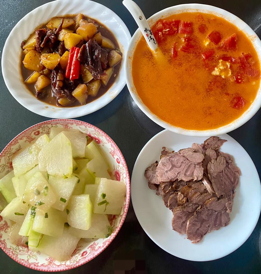 端午假期怎么过？放假三天，天天家里蹲。

每天除了孩子做作业，还要奔走在各种兴趣