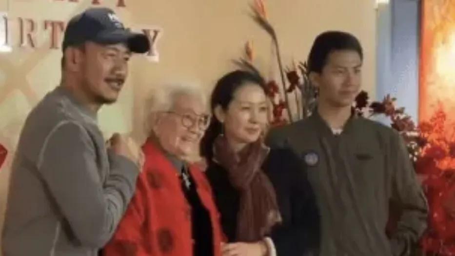 胡军近日分享了一段温馨的视频，庆祝他85岁高龄的母亲生日。视频中，胡军一家人身着
