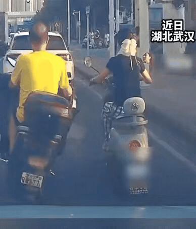 “简直坏透了！”近日湖北武汉，一名女子骑电动车去上班，身后的男子嫌她骑车速度慢，