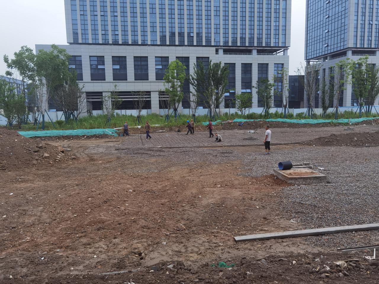 袍江安居城小步行道已铺好，现在在扎钢筋笼，和砌小花坛隔离带。一步一步向门口靠近。