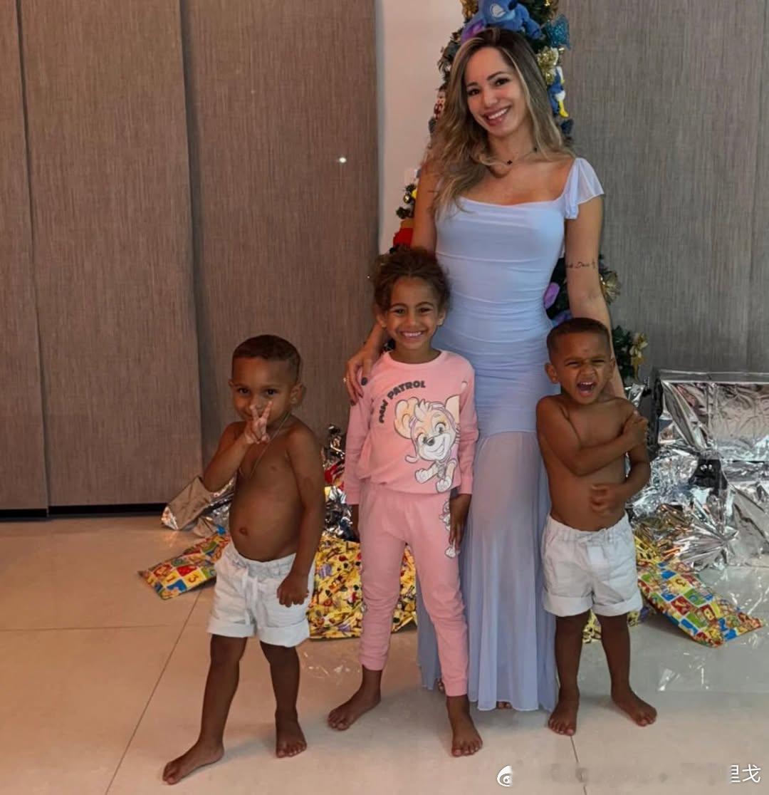 Ravy和Rayan在同妈妈及姐姐一起过圣诞节🎄罗德里戈