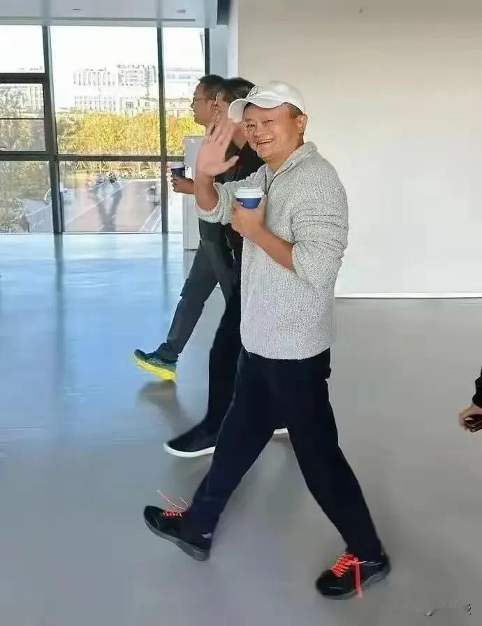 今天下午在阿里西溪园区C区
马老师出现，此外，网传图片显示，马云手拿咖啡，与多位