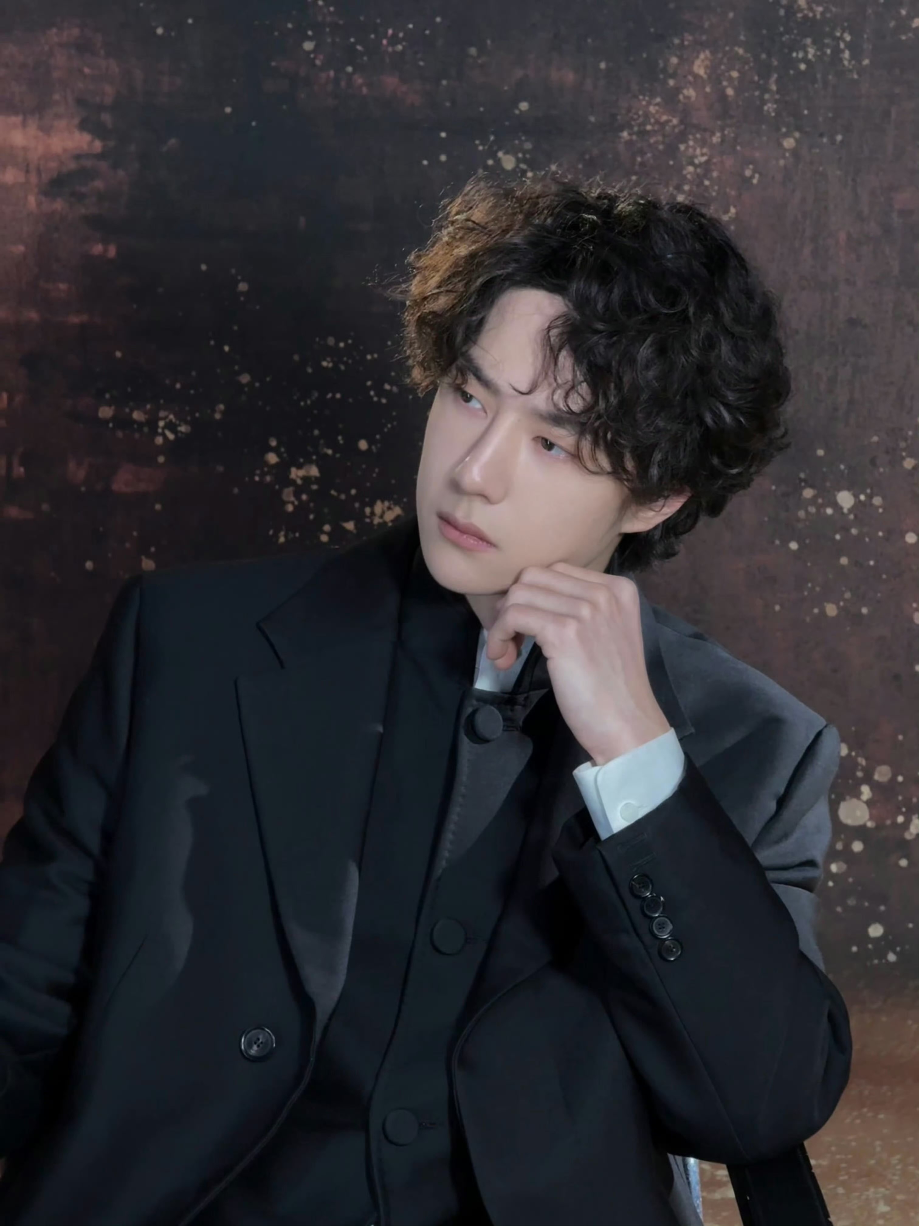 白牡丹初绽少年正当时冷白皮衬着矜贵气质早年浅发色更衬得如牡丹初绽清冷又鲜活从年少