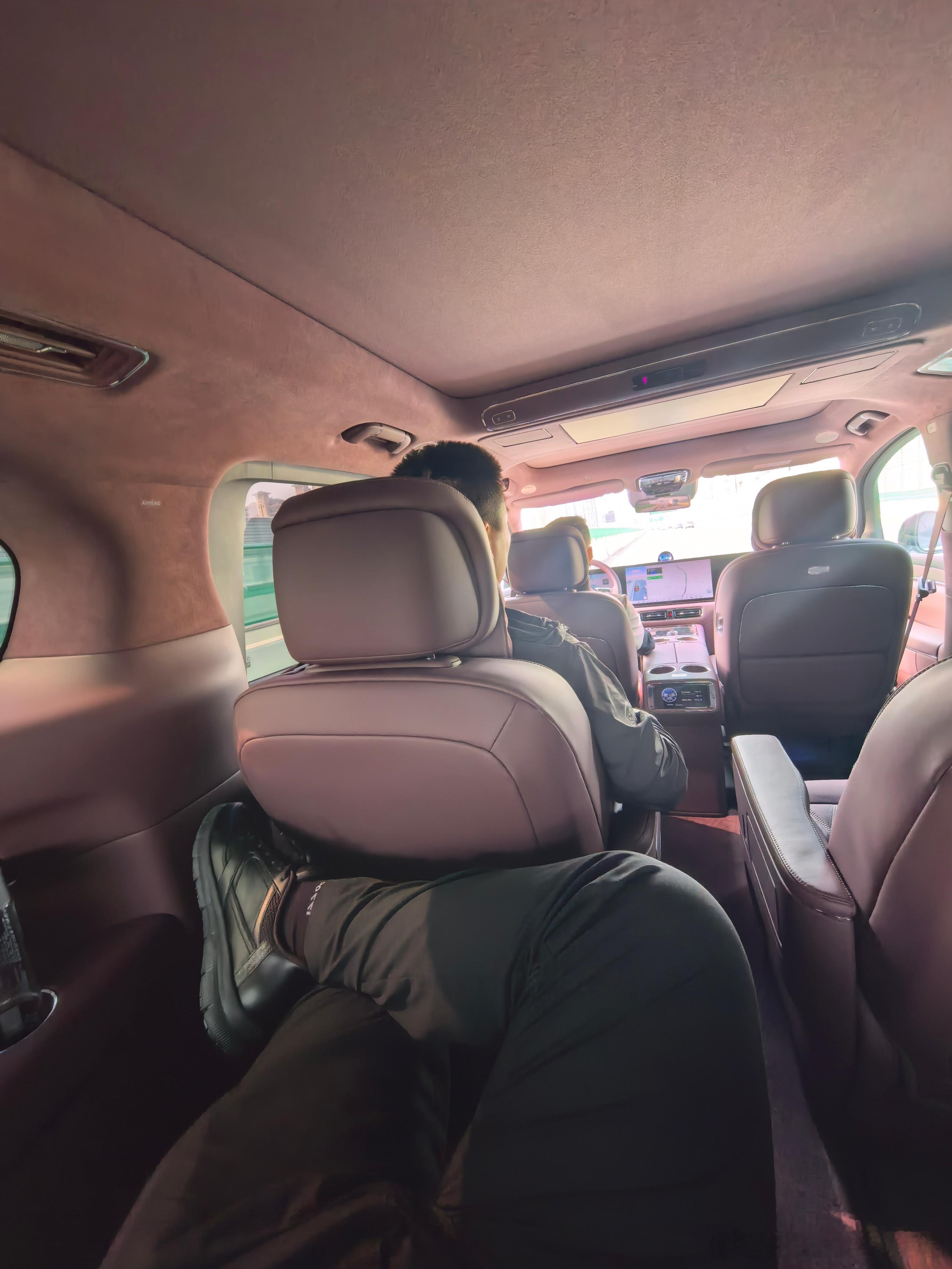 智界v9 我这个体格在三排还能翘个二郎腿，再加上纯平地台，空间100分