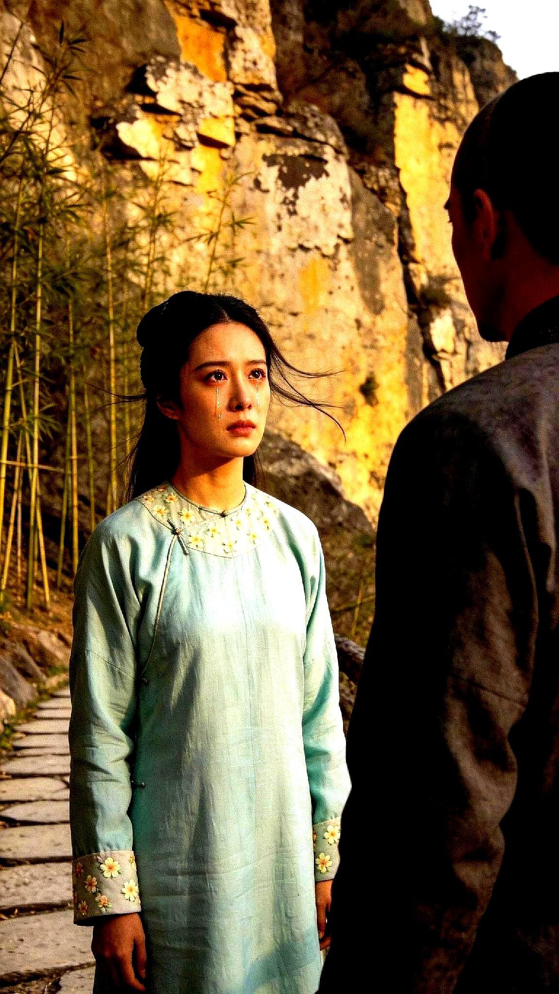 凌云峰那段爱情，甜得跟蜜一样，也短得跟露水一样。果郡王“战死”消息一落地，甄嬛肚