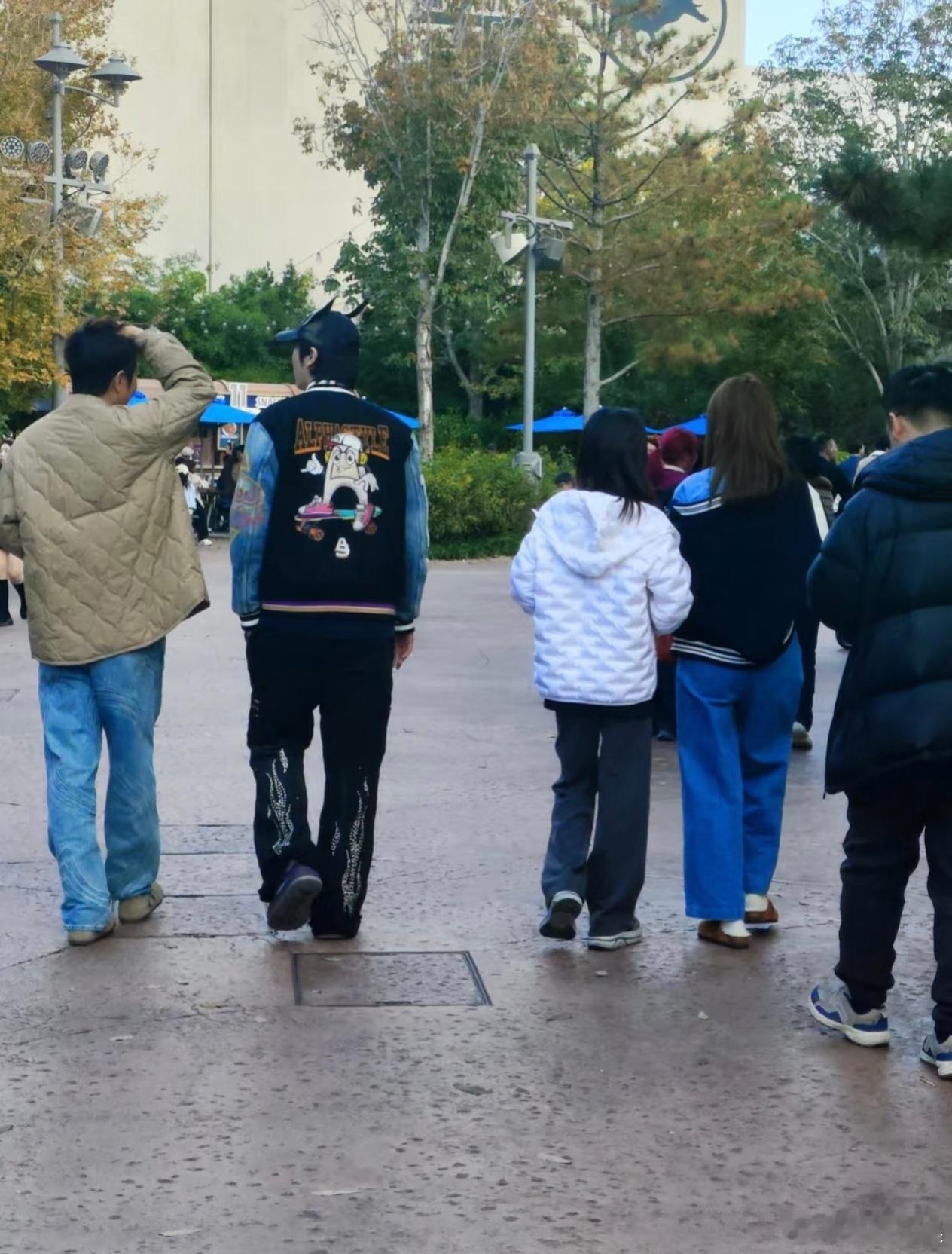 洪欣张丹峰带儿子女儿逛环球影城洪欣张丹峰一家四口逛环球影城 洪欣张丹峰一家四口逛