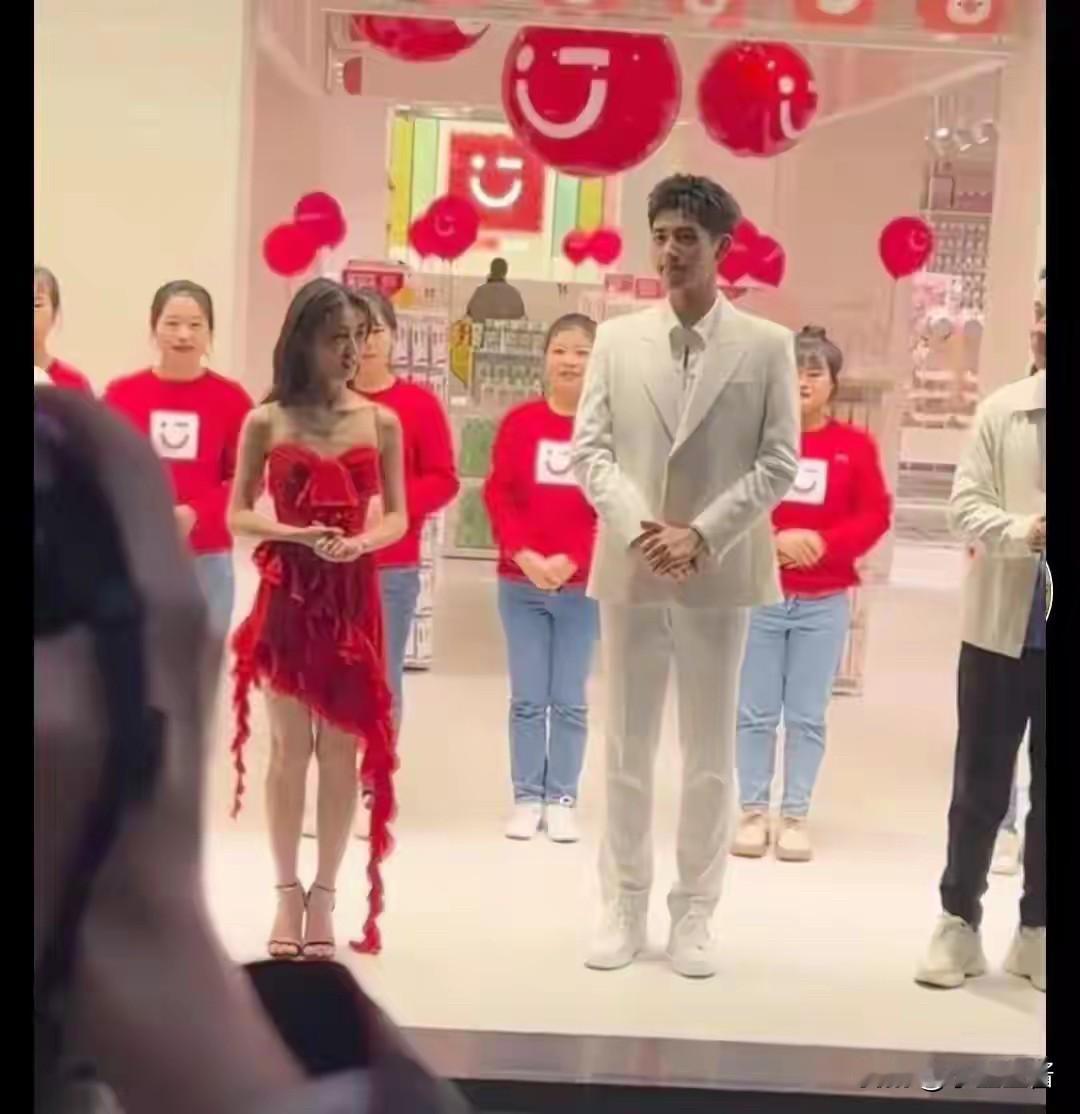 乖乖，第一次见这么矮的女明星[捂脸]

24岁的张子枫，官方身高1米60，没想到