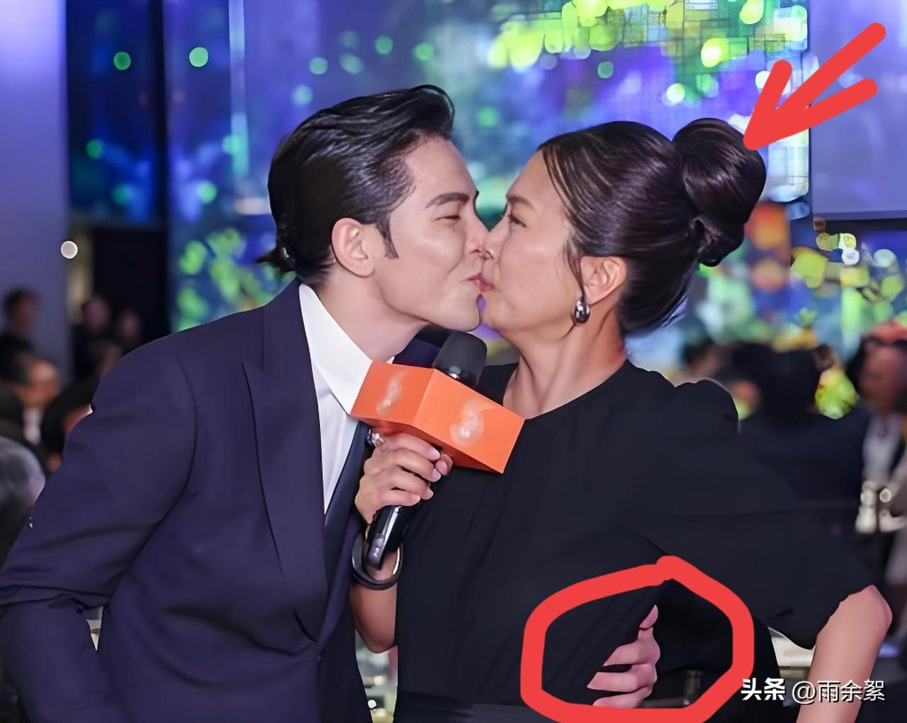 太尴尬！终于见识到了什么是超高情商，瞧萧敬腾当众宠妻，让全场喘不过气来……

“