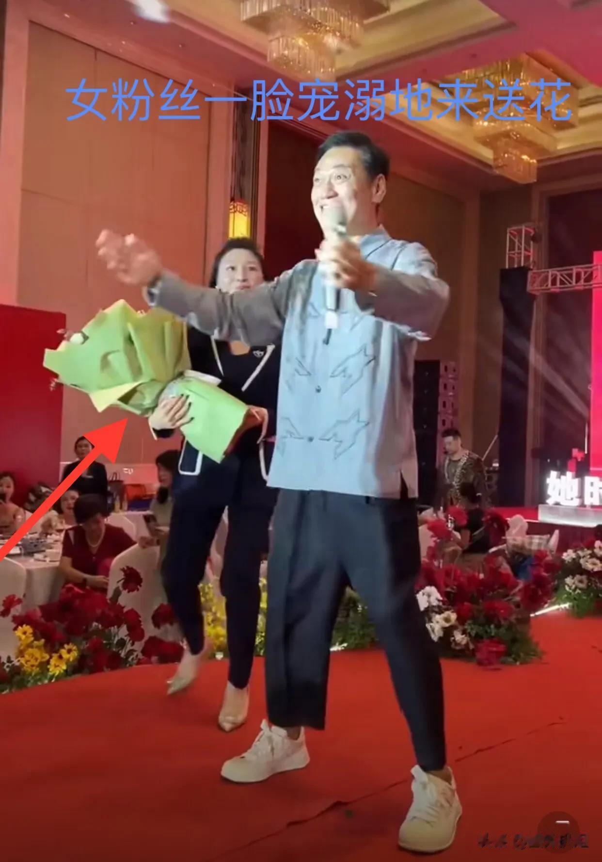 近日，陶大宇商演期间发生了尴尬的一幕：当时他正在台上深情演唱《倒转地球》，这时一