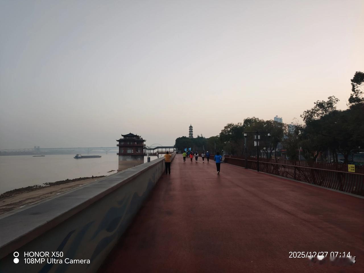 晒图笔记大赛长江岸边晨练打卡