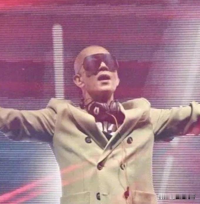 大S的心真够大呀！自己的丈夫和妹妹在台上都嗨成这样了，自己还能那么开心。换做是你