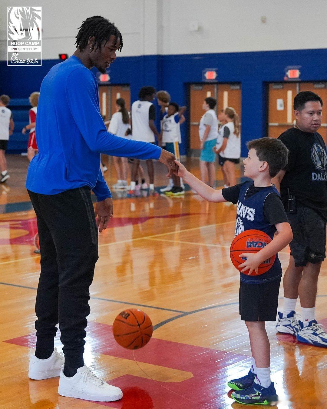 MFFL 小莫雷兹·约翰逊参加我牛儿童夏令营。湖人交易得到凯斯勒凯尔特人76人交