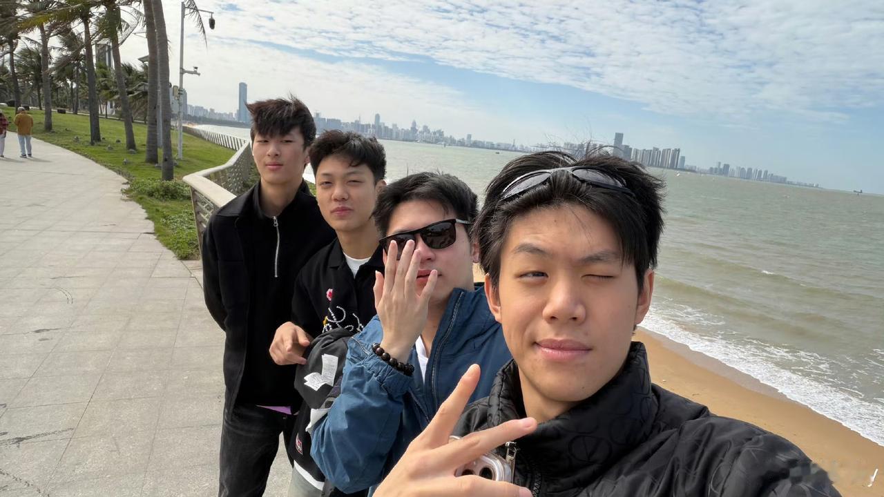 林诗栋回北京了，
全运会石头自己的比赛一结束，
他就回了海南。
也是短暂的停留，