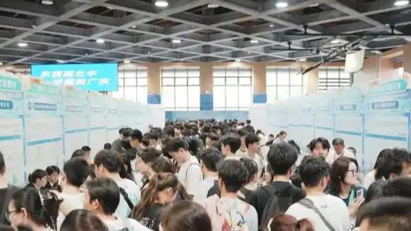 多地考编砸破“35岁天花板”！职场人：终于不用被年龄卡脖子了？
 
最近多地悄悄