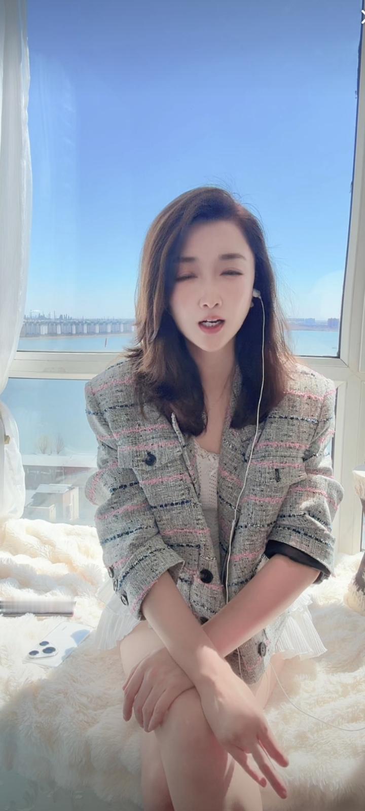 平凡的日子里，心怀热爱，自带光芒。熬过风雨，便能遇见繁花；守住初心，终会奔赴理想