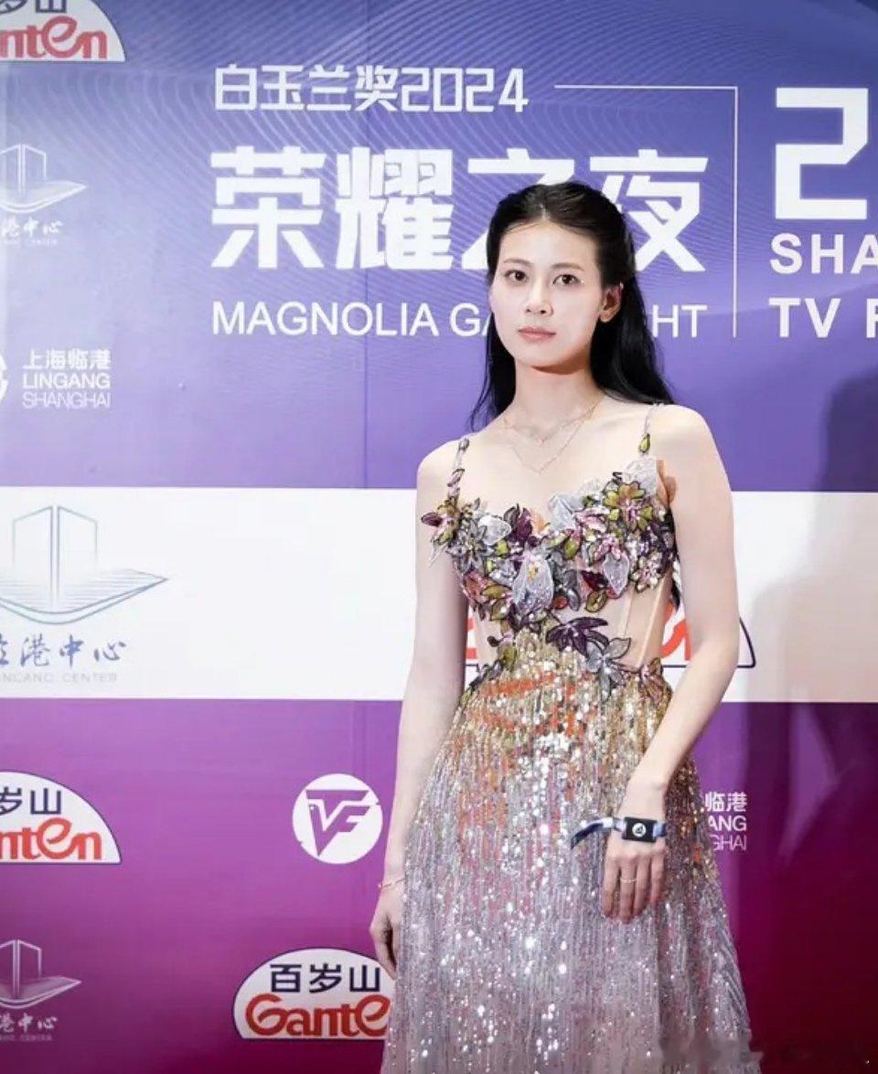 姐姐是不是得去医院看看了，脊柱侧弯了吧 ​​​