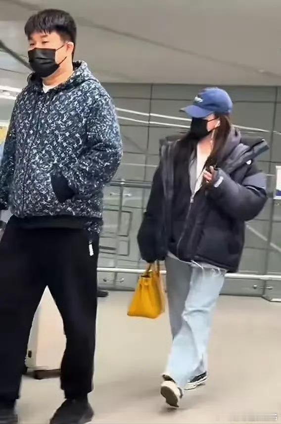 阚清子 怀孕 网传阚清子直播时粉丝提问“胖了是怀孕了吗？”她回应“是的”。 ​​