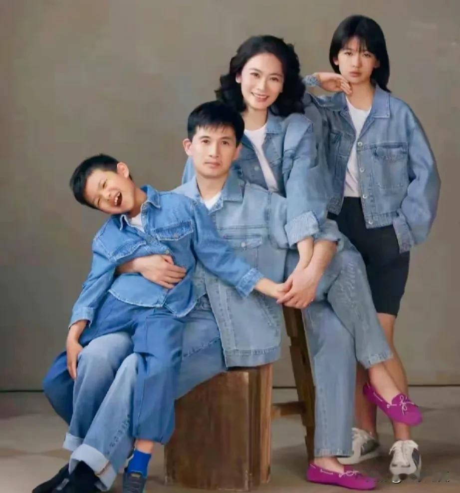 舞蹈演员黄豆豆一家好幸福哦，妻子美丽似仙女，脸带微笑尽显柔情，一儿一女遗传了爸妈