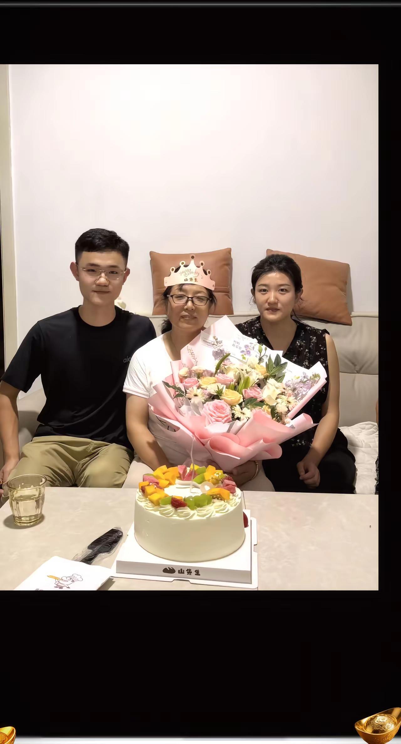 自己又老了一岁来自儿子和女儿的礼物。