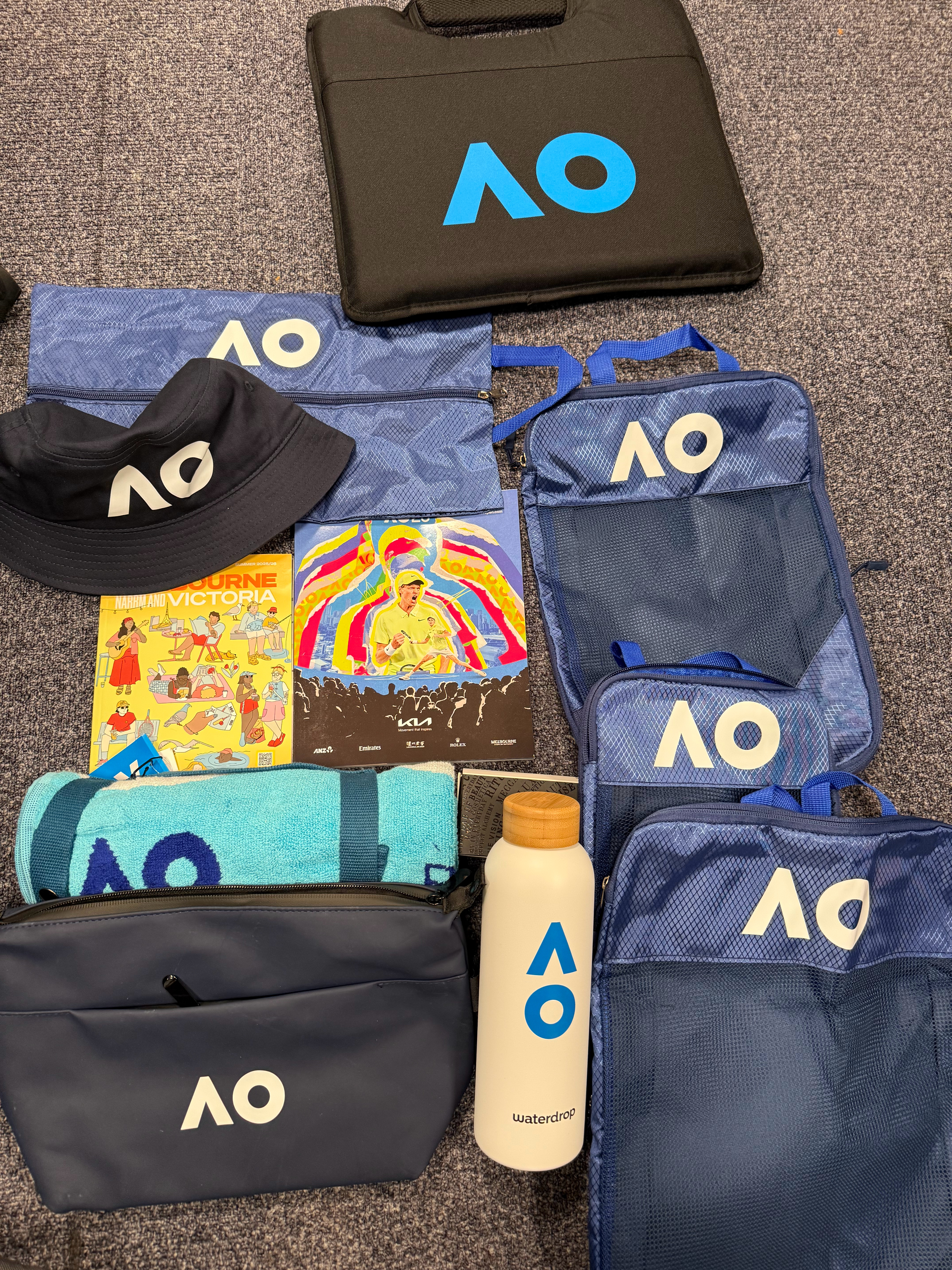 收到澳网2026 摄影师礼物，太太太实用了！AO渔夫帽、坐垫、水瓶、摄影师小手袋