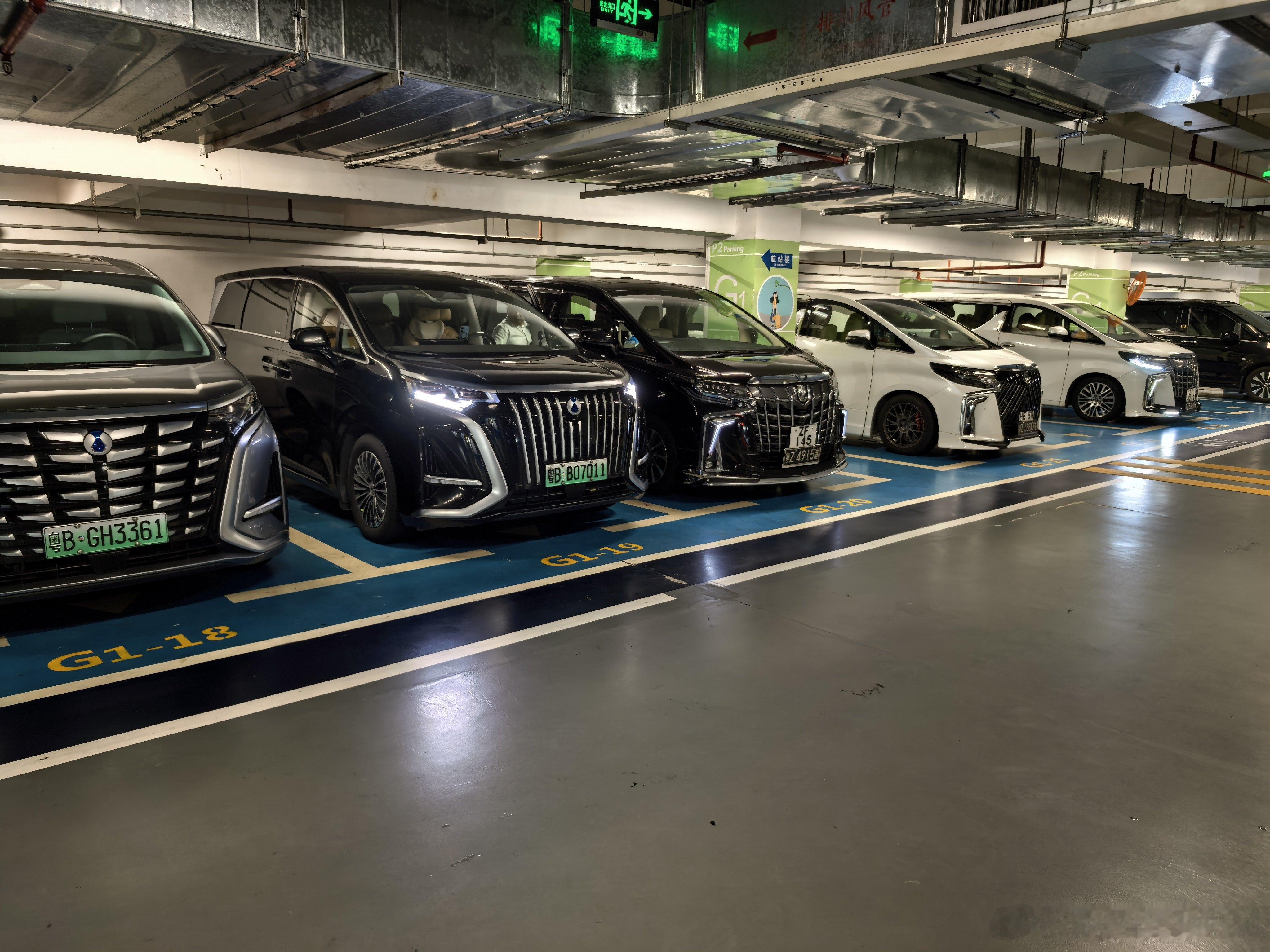 来参加第二代腾势D9上市发布会，接机的是第一代D9 EV和一排埃尔法停一块气场完