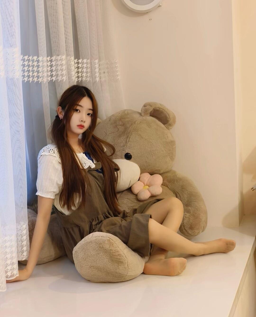 少女与萌熊的温馨时光🧸💕