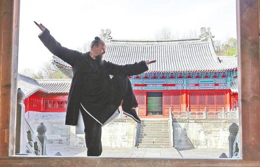 别再给武当山的 2 万多老外鼓掌了！这根本不是什么文化输出，而是一场彻头彻尾的“