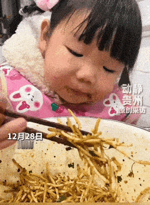 这下解释不清了！湖南，一名小女孩小小年纪酷爱吃折耳根，别人吃一根都受不了，她却能